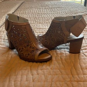 Super cute sandals.  Josef Seibel brand, beautiful taupe color.